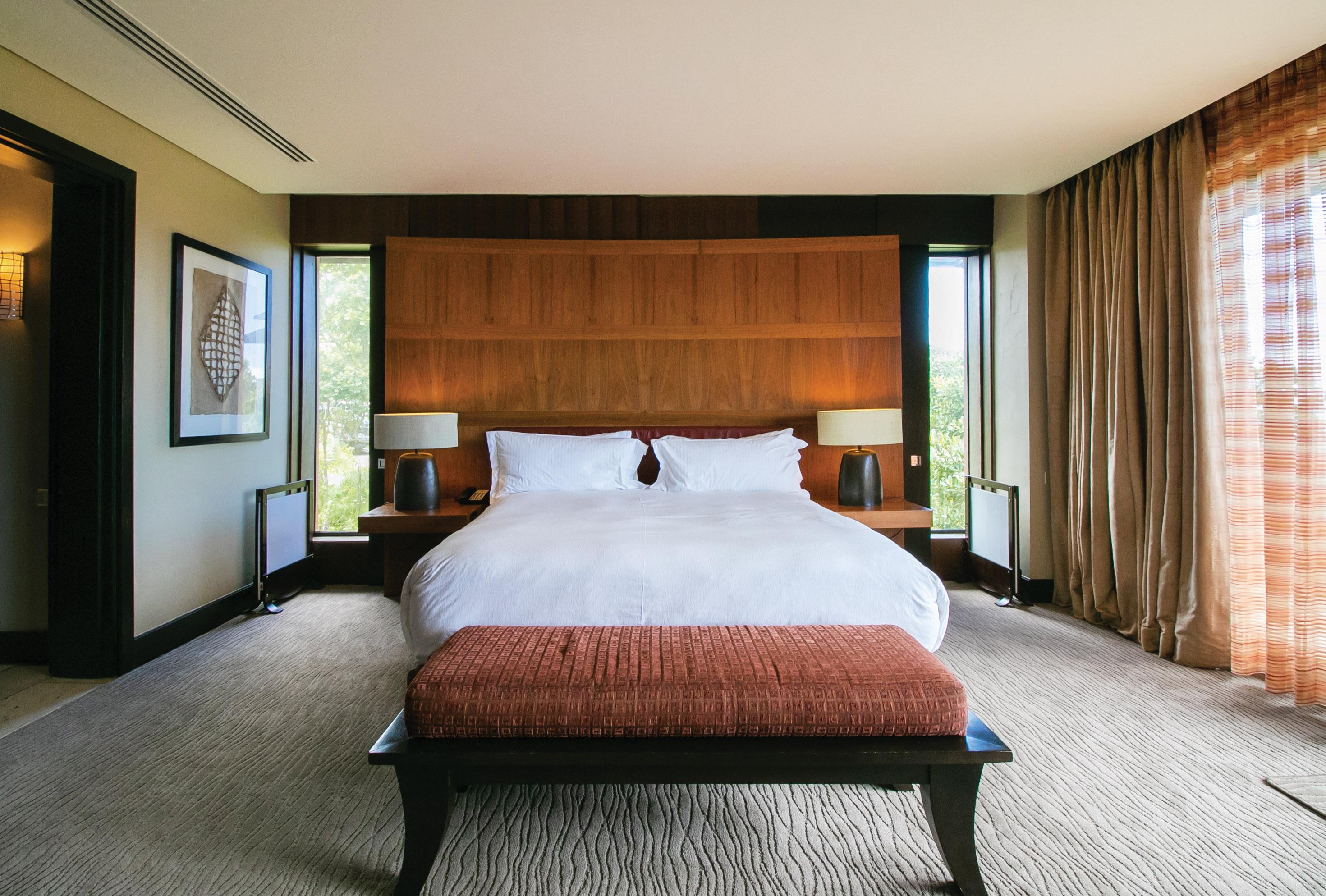 Pezula Nature Retreat Knysna Bagian luar foto A bedroom at the Ritz-Carlton, Dubai