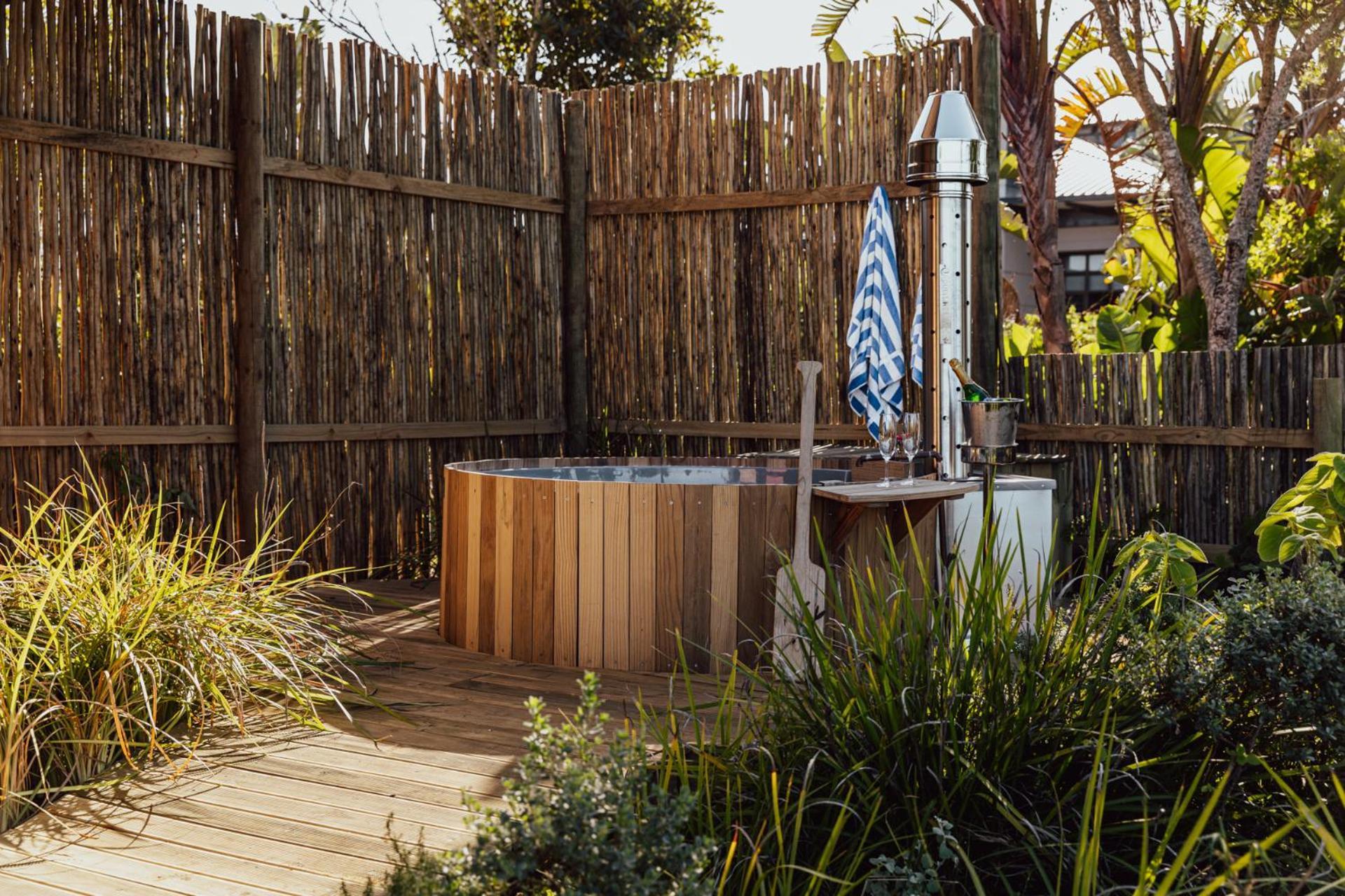Pezula Nature Retreat Knysna Ruang foto A wood fired outdoor hot tub