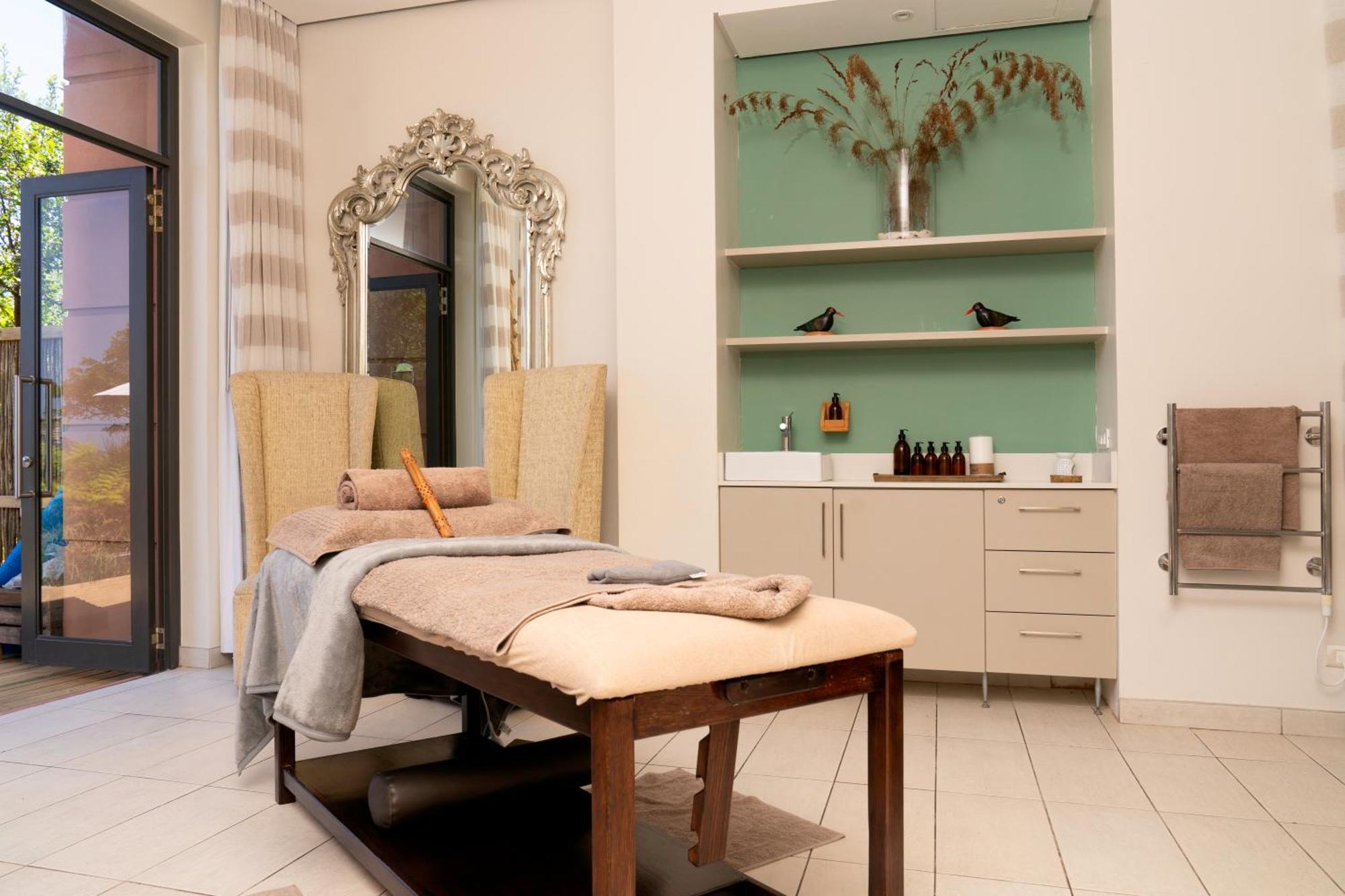 Pezula Nature Retreat Knysna Bagian luar foto A massage table
