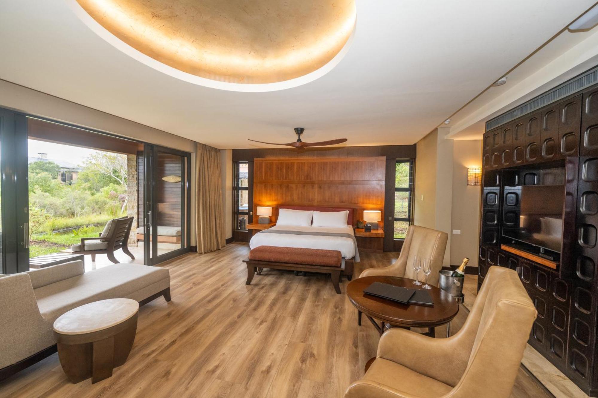 Pezula Nature Retreat Knysna Bagian luar foto A bedroom at the hotel