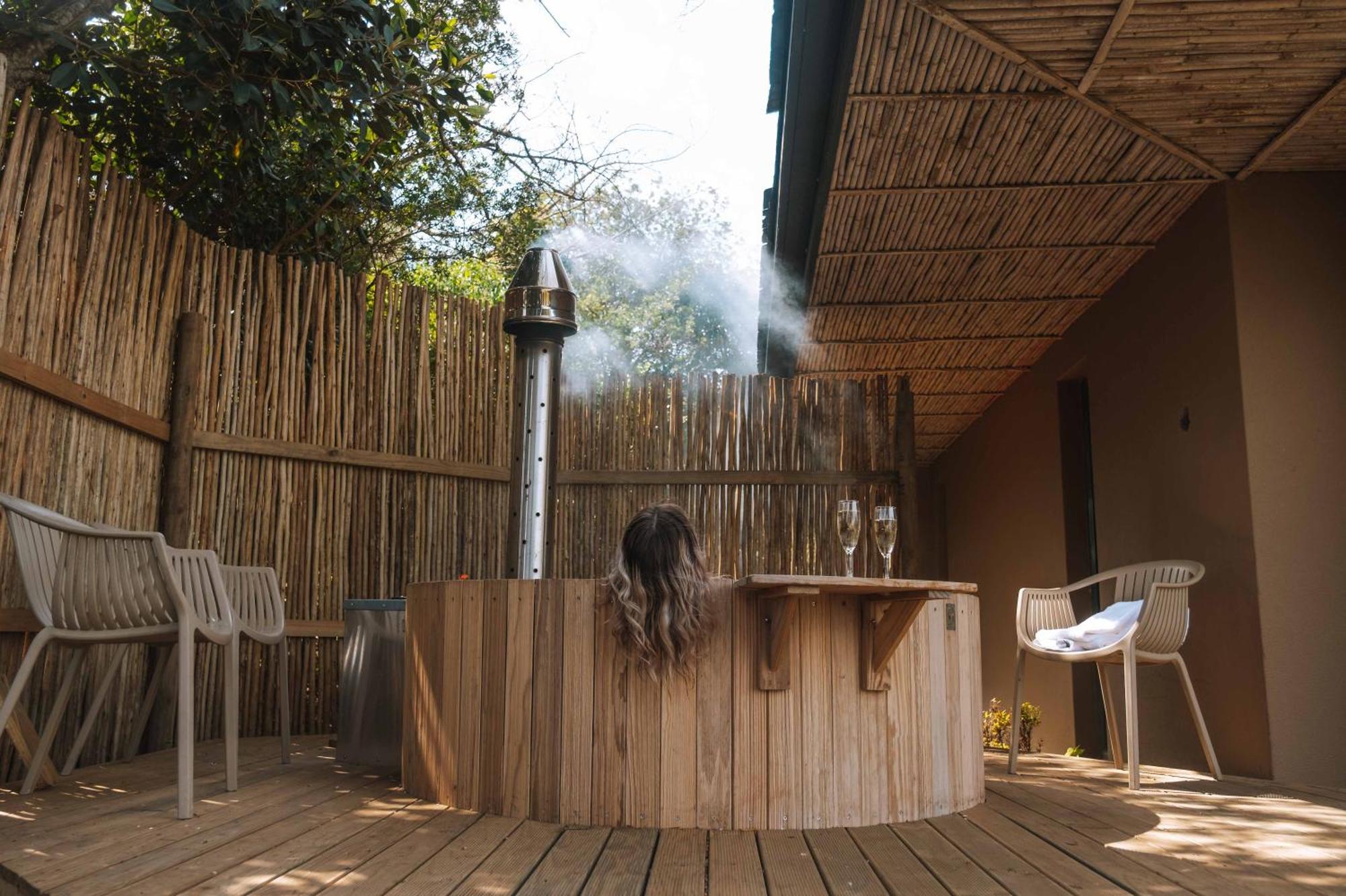Pezula Nature Retreat Knysna Bagian luar foto A wood-fired hot tub