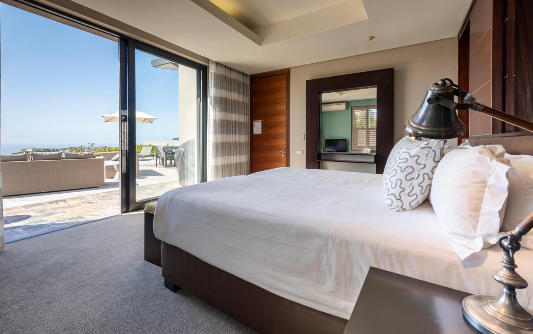 Pezula Nature Retreat Knysna Bagian luar foto A bedroom at the Cape Town edition