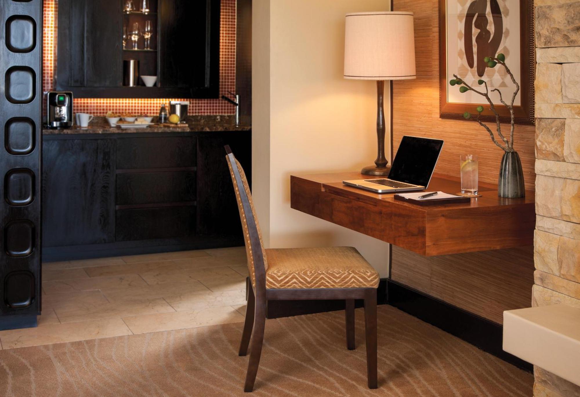 Pezula Nature Retreat Knysna Ruang foto A modern writing desk