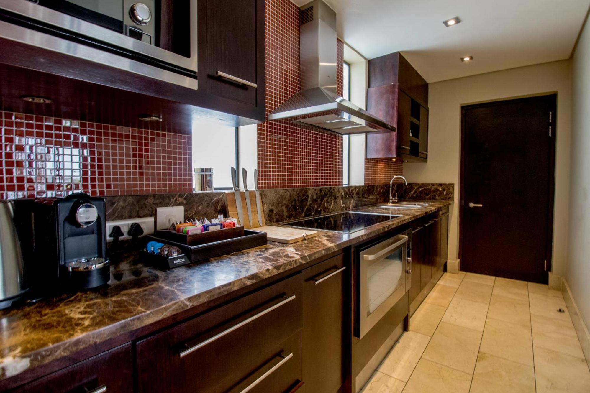 Pezula Nature Retreat Knysna Ruang foto A kitchen in a suite at the Hilton London West End