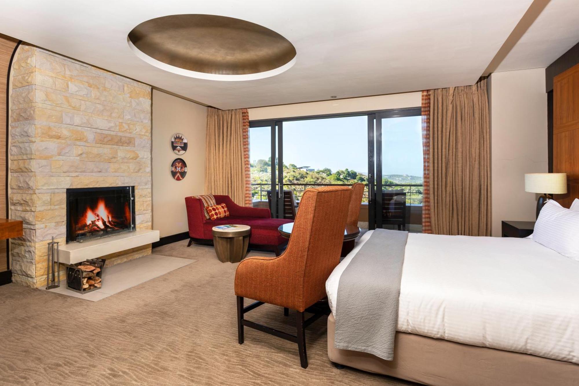 Pezula Nature Retreat Knysna Ruang foto A guest room at the Wynn