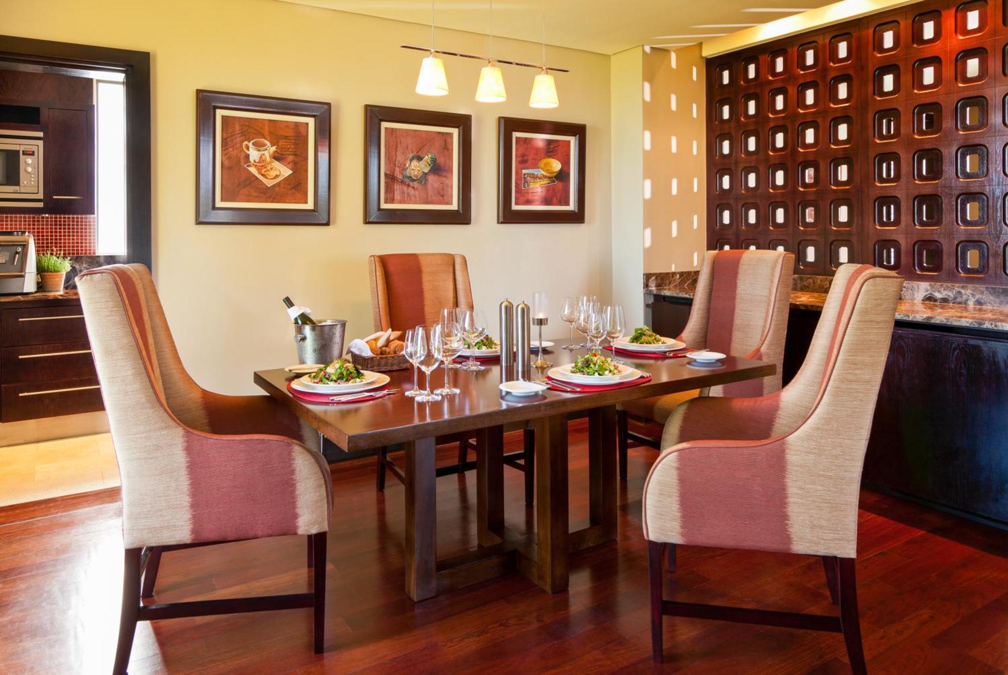 Pezula Nature Retreat Knysna Ruang foto A dining room