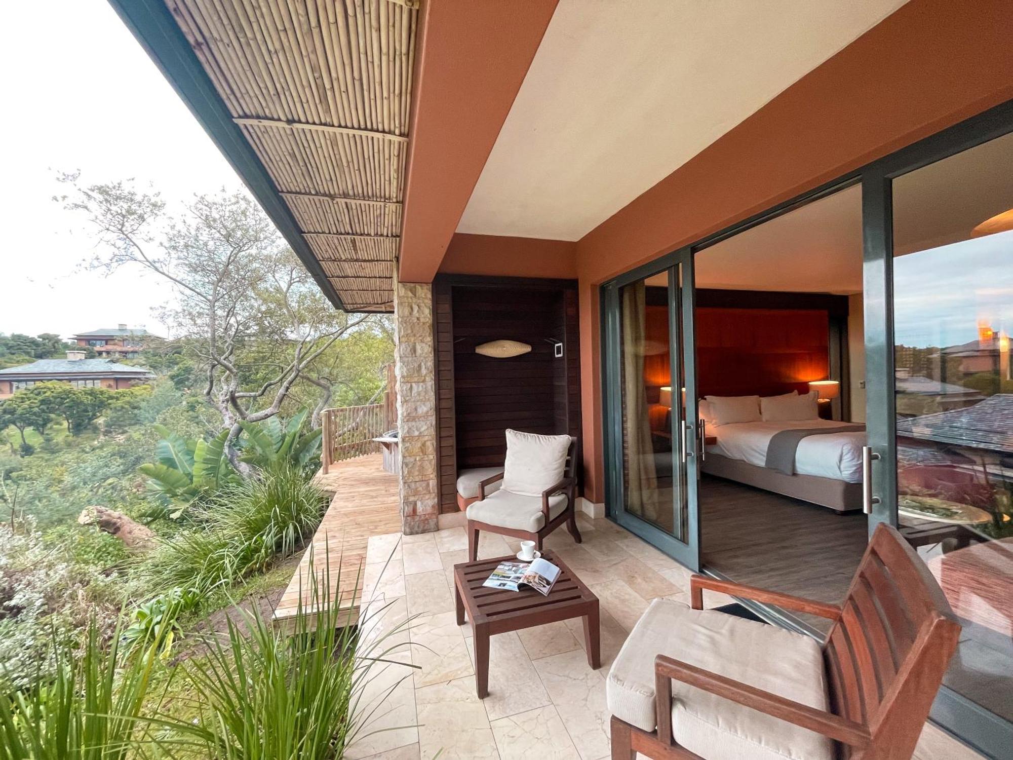 Pezula Nature Retreat Knysna Ruang foto A guest room at the Falls Lodge